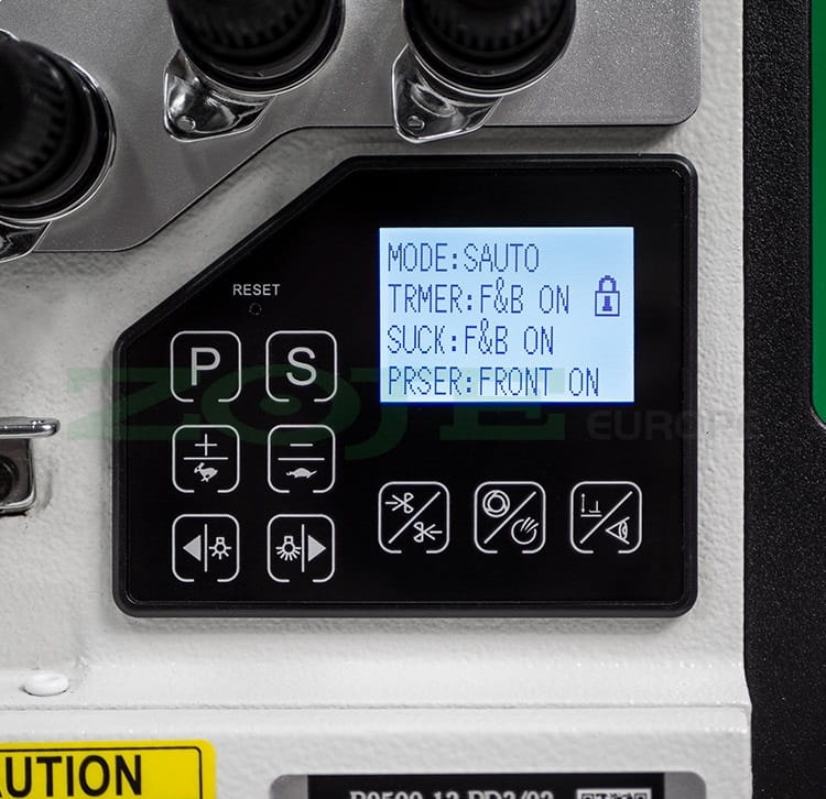 Panel sterujący owerloka ZOJE B9500-13-PD3-02 z wyświetlaczem, przyciskami i pokrętłami. Widoczne ustawienia: tryb automatyczny, opcje trymowania oraz ssania. Tło jasne, elementy graficzne w kolorze czarnym.