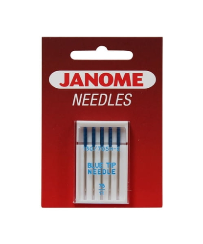 Igły półpłaskie 130/705H Janome Blue Tip do dzianin w opakowaniu 5 sztuk. Widoczne igły o niebieskich końcówkach, umieszczone w przezroczystym pudełku na czerwonym tle z białym napisem JANOME NEEDLES.