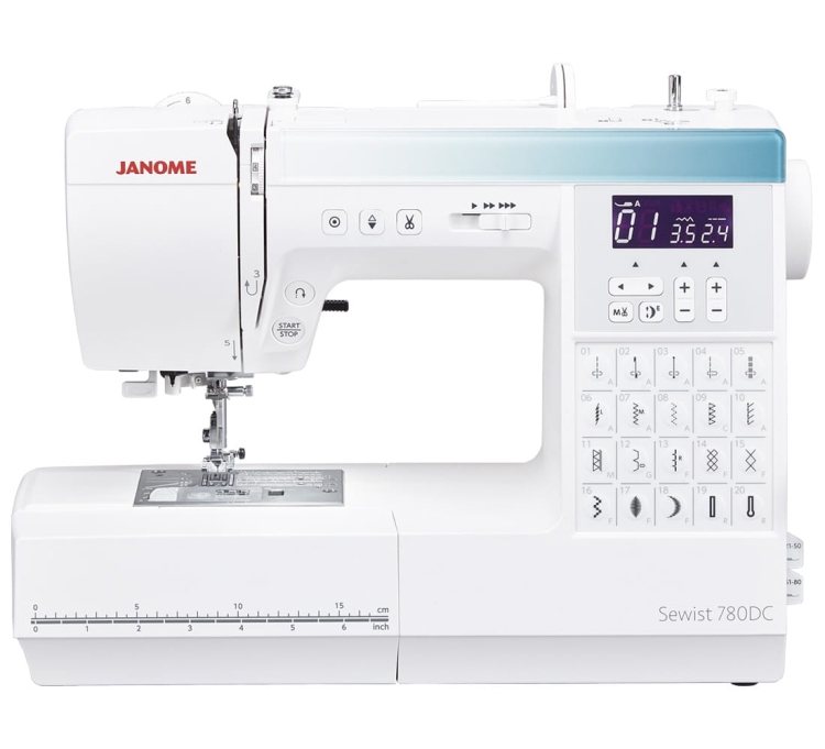 Maszyna do szycia Janome 780DC w kolorze białym z niebieskim akcentem, wyposażona w wyświetlacz LCD i panel sterowania z przyciskami. Widoczne różne ściegi na obudowie, metalowa stopka i szuflada. Produkt stoi na płaskiej powierzchni.