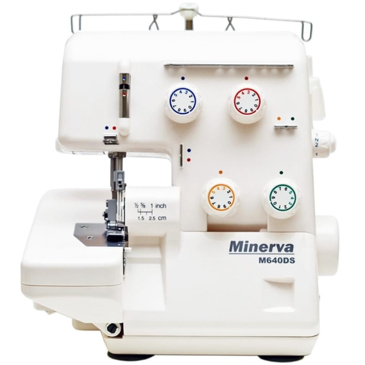 Owerlok Minerva M640DS 4-nitkowy w kolorze jasnym. Z przodu widoczna jest głowica z igłą oraz panel z pokrętłami w różnych kolorach. Na obudowie umieszczona jest nazwa modelu. Maszyna stoi w pozycji pionowej na płaskiej powierzchni.