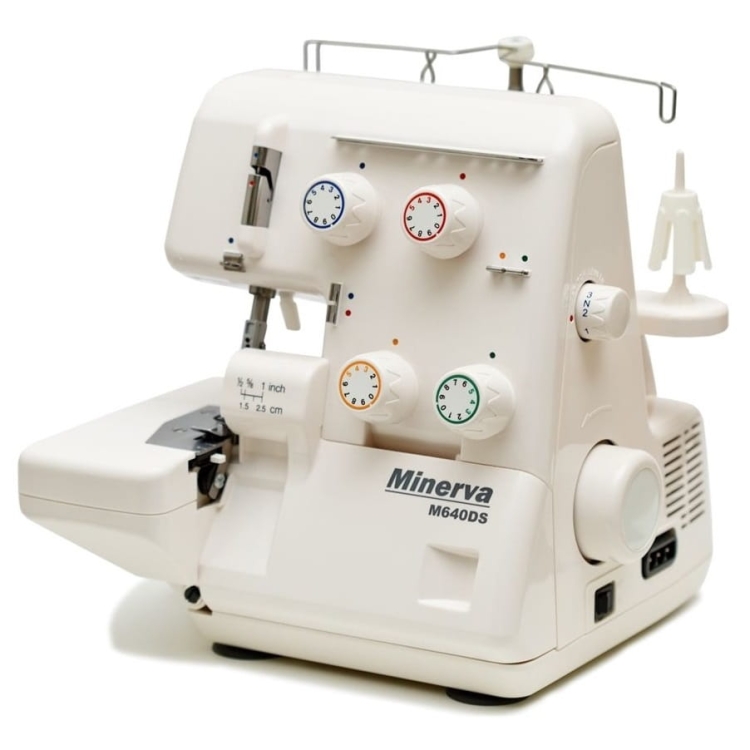 Owerlok Minerva M640DS 4-nitkowy w kolorze białym z widocznymi pokrętłami regulacyjnymi w kolorach niebieskim, pomarańczowym, czerwonym i zielonym. Maszyna z wbudowanym nożem i oznaczeniami długości ściegów. Ujęcie z boku, z bliska.