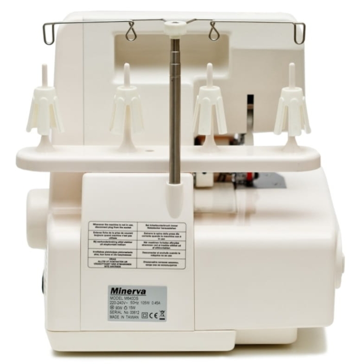 Owerlok Minerva M640DS 4-nitkowy w kolorze białym, z widocznymi trzema uchwytami na nici i metalowym ramieniem. Urządzenie z tyłu ma oznaczenia techniczne i logo Minerva. Ujęcie z przodu, stojące na płaskiej powierzchni.