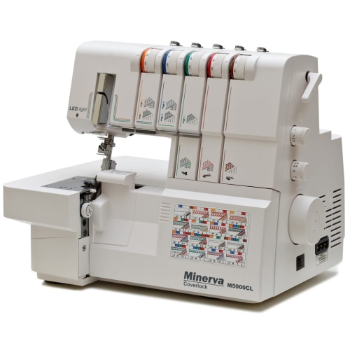 Coverlok Minerva M5000CL w kolorze białym, z panelami do ustawiania ściegów i LED-owym oświetleniem. Ujęcie z boku, ukazujące mechanizm i graficzne instrukcje na obudowie. Widoczna funkcja renderki oraz pokrętła do regulacji.