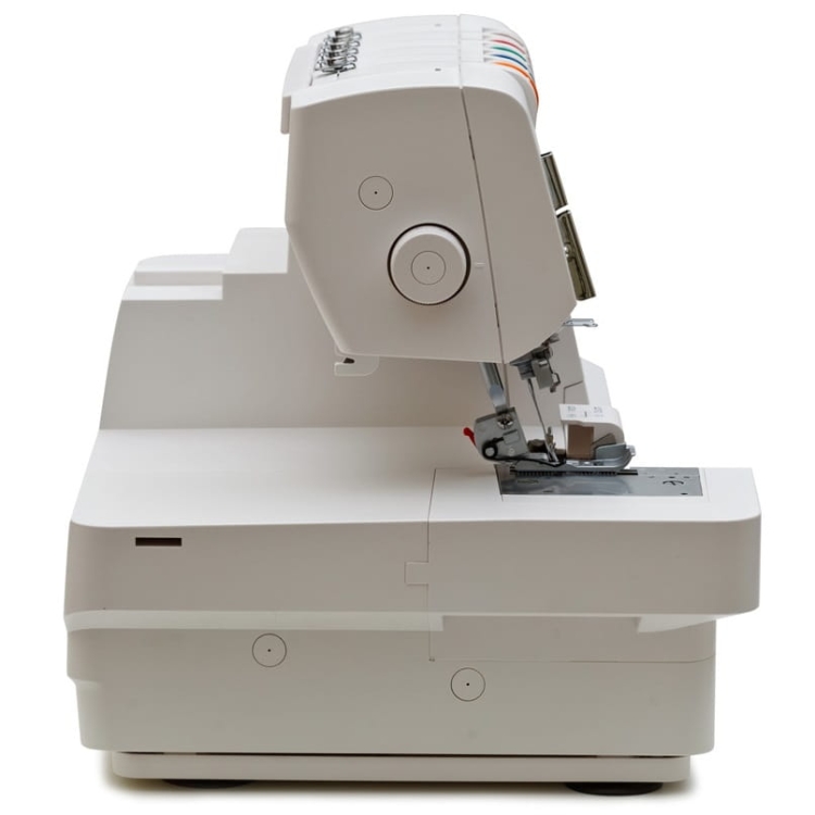 Coverlok Minerva M5000CL to overlock w kolorze białym, widoczny z boku. Posiada cztery szpulki, wskaźniki ustawienia oraz stopkę do szycia. Stoi na stabilnej podstawie, z widoczną płytką ściegową i mechanizmem igłowym.