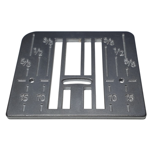 Część płytki ściegowej do maszyn Juno J30, J100, E1050 oraz Janome XL601 i DXL603. Płytka metalowa, prostokątna, z wycięciami i oznaczeniami długości (1, 5/8, 1/2, 3/8) oraz otworem montażowym na środku. Ujęcie z góry, na jednolitym tle.