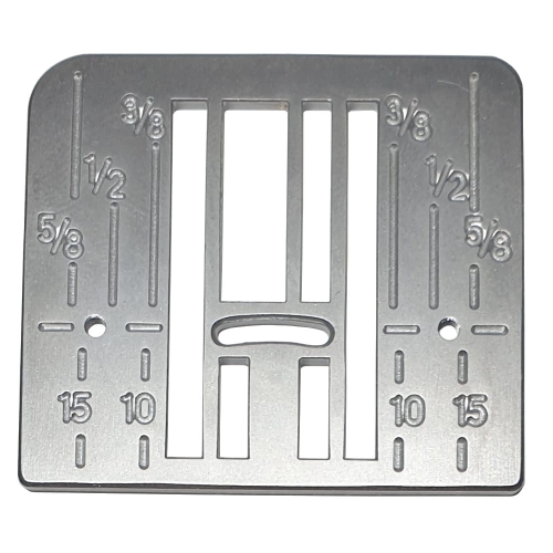 Część płytki ściegowej do maszyn Juno J30, J100, E1050 oraz Janome XL601 i DXL603. Metalowa płytka z wycięciami i oznaczeniami miar (1/2, 5/8, 10, 15) na powierzchni. Ujęcie frontalne, płytka leżąca na białym tle.