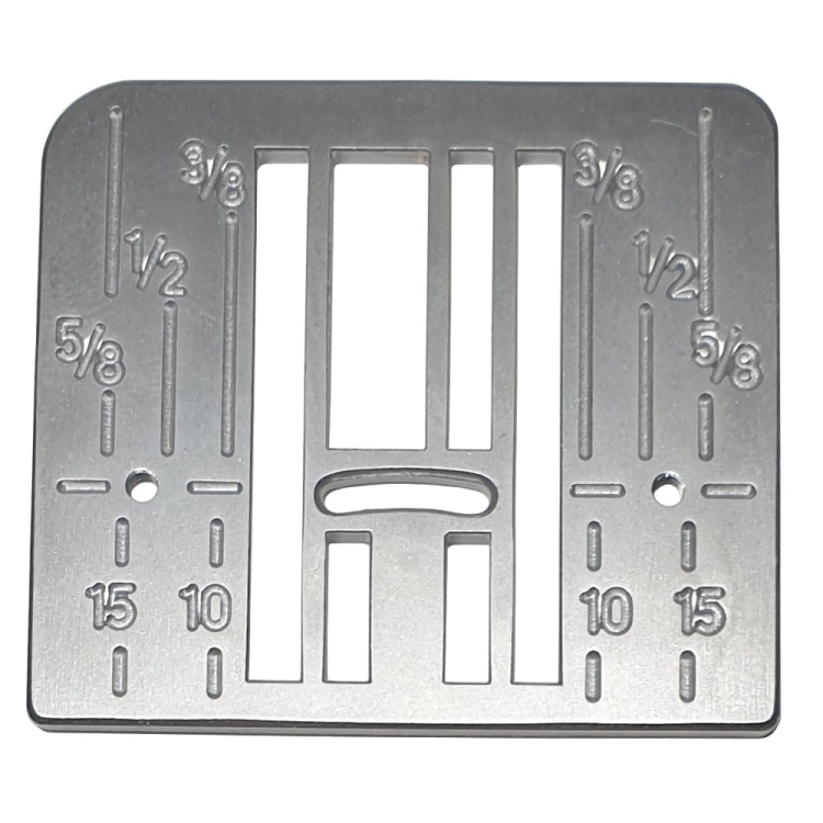 Część płytki ściegowej do maszyn Juno J30, J100, E1050 oraz Janome XL601 i DXL603. Metalowa płytka z wycięciami i oznaczeniami miar (1/2, 5/8, 10, 15) na powierzchni. Ujęcie frontalne, płytka leżąca na białym tle.