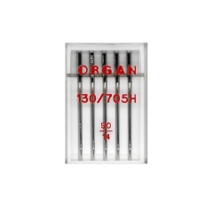Igły półpłaskie ORGAN 130/705H, uniwersalne, rozmiar 90, w przezroczystym opakowaniu z pięcioma sztukami. Widoczne napisy ORGAN oraz 130/705H w czerwonym kolorze. Igły mają metaliczny wygląd, są stojące w opakowaniu.