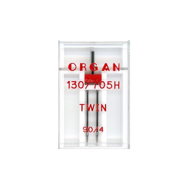 Igła podwójna półpłaska 130/705H Organ TWIN 90/4mm umieszczona w przezroczystym opakowaniu. W zestawie dwie igły o równoległych końcówkach, z oznaczeniami ORGAN, 130/705H, TWIN oraz 90/4 w czerwonym kolorze.