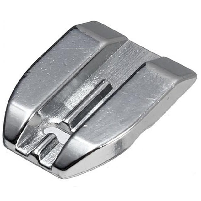 Stopka do wszywania suwaków MATIC, metaliczna, o gładkiej powierzchni, z wycięciem na ścieg. Prezentowana w ujęciu frontalnym, z widocznymi krawędziami i detalami konstrukcyjnymi. Przeznaczona do maszyn do szycia, ułatwia montaż zamków krytych.