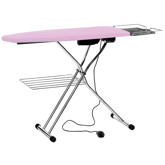 Stół prasowalniczy TEXI CHAMPION S z różowym blatem, metalową konstrukcją i systemem odsysania. Posiada półkę na odzież oraz miejsce na żelazko. Ujęcie z boku, stojący, z widocznym kablem zasilającym.
