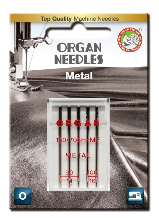 Igły półpłaskie ORGAN 130/705H do nici metalizowanych w blistrze. W opakowaniu 5 igieł o rozmiarach 90 i 100. Na białym tle widoczne logo ORGAN oraz informacje o rozmiarach. Igły mają cienkie, metalowe końcówki.