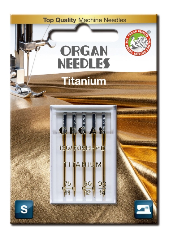 Igły półpłaskie Organ 130/705H TYTAN MIX, zestaw czterech igieł w rozmiarach 75, 80 i 90, umieszczone w przezroczystym opakowaniu. Widoczne ich oznaczenia oraz logo ORGAN NEEDLES. Tło w odcieniach złota.