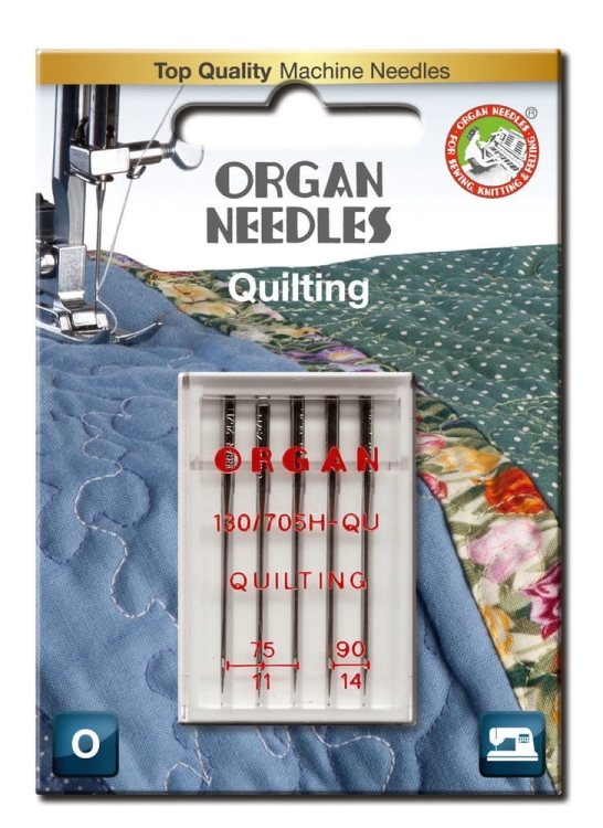 Igły półpłaskie ORGAN 130/705H-QU do quiltingu w blistrze, zawierające rozmiary 75 i 90. Widoczne logo ORGAN oraz napisy w kolorze czerwonym. Produkt umieszczony na tle patchworkowej tkaniny w odcieniach niebieskiego i zieleni.