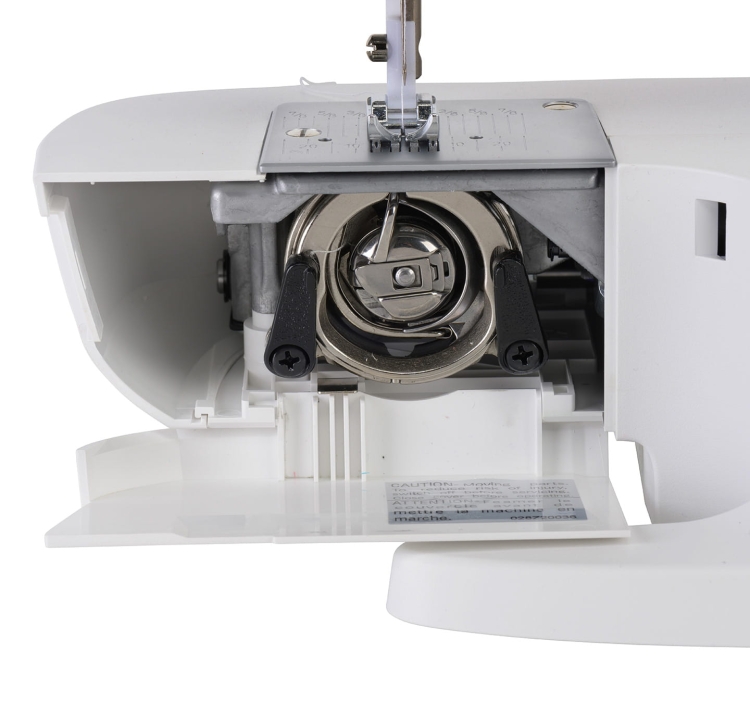 Widok wnętrza maszyny do szycia Singer M1505, z widocznym bębenkiem i mechanizmem chwytacza. Elementy metalowe w kolorze srebrnym, obudowa maszyny w białym kolorze. Ujęcie z przodu, z otwartą pokrywą, ukazujące szczegóły konstrukcji.