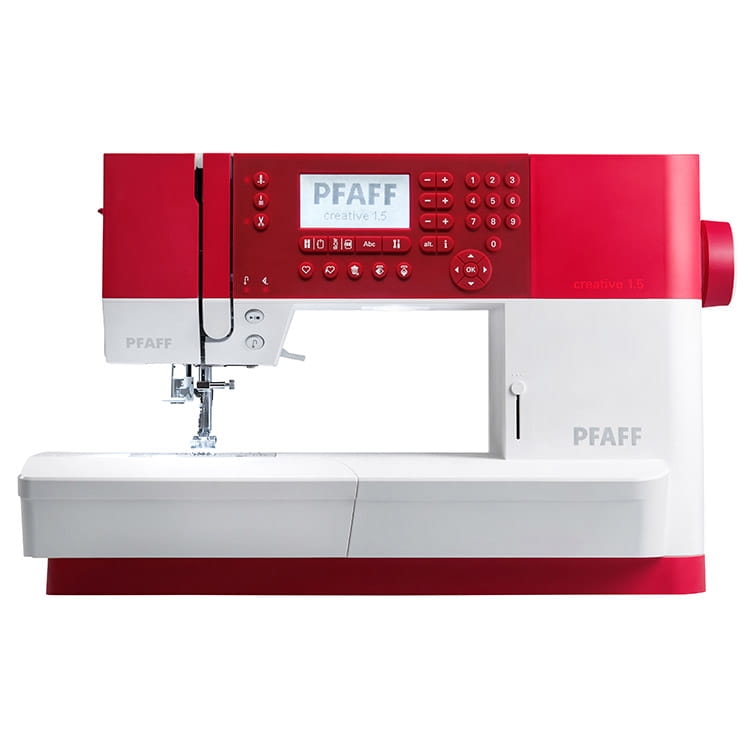 Maszyno-hafciarka PFAFF CREATIVE 1.5 K100 w kolorze czerwonym i białym, z wyświetlaczem LCD i przyciskami sterującymi. Produkt stoi na płaskiej powierzchni, z widoczną igłą i stopką do szycia. Górny transport materiału, kompaktowa konstrukcja.