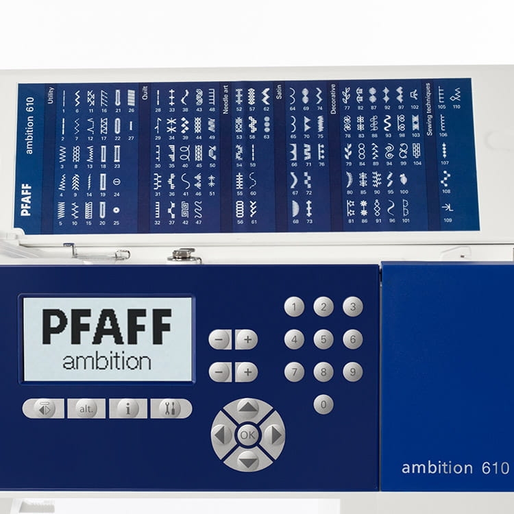 Maszyna do szycia PFAFF AMBITION 610 z podwójnym transportem, z niebieską obudową. Widoczny wyświetlacz z logo PFAFF oraz panel przycisków. Na górnej części maszyny znajduje się lista wzorów ściegów, w tym różnorodne dekoracyjne i użytkowe.