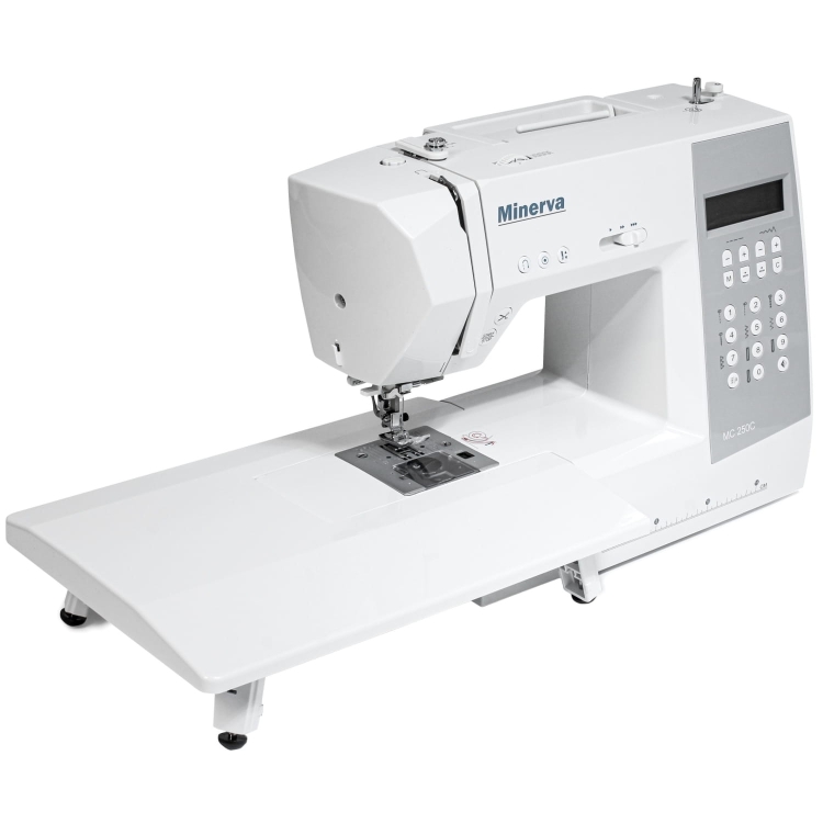 Stolik powiększający pole robocze do maszyn Minerva MC90c i MC250c, w kolorze białym, z gładką powierzchnią. Produkt leży na stole, obok maszyny do szycia, z widocznym miejscem na igłę i pedałem. Stabilne nóżki zapewniają równą podstawę.