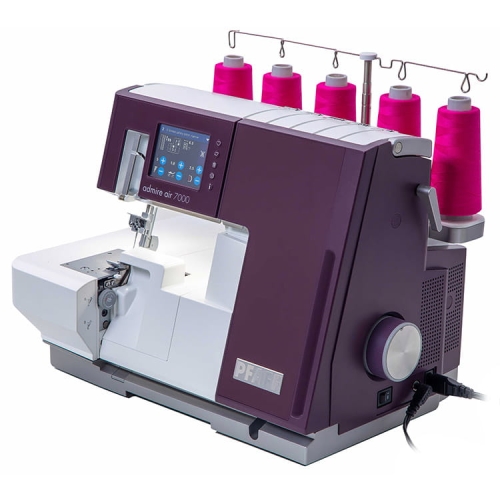 Coverlok PFAFF ADMIRE AIR 7000 w kolorze fioletowym z systemem łatwego nawlekania. Widoczny ekran dotykowy i cztery szpulki z różowego włókna na stojaku. Maszyna stoi na białym tle, z widocznymi detalami, takimi jak wbudowane przyciski i pokrętło.