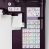 Panel do nawlekania Coverlok PFAFF ADMIRE AIR 7000. Widoczne instrukcje nawlekania w kolorowych schematach oraz miejsce na akcesoria. Kolor obudowy: ciemny fiolet. Elementy ułatwiające użytkowanie, w tym wskaźniki i grafiki nawigacyjne.