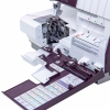 Coverlok PFAFF ADMIRE AIR 7000 z systemem łatwego nawlekania, widoczny z boku. Maszyna ma białą obudowę, widoczne elementy nawlekające oraz instrukcje na kolorowym panelu. Otwarta komora z różnymi wzorami ściegów na dolnej części.