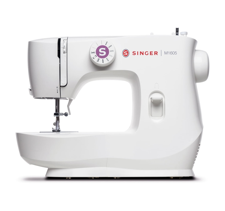 Maszyna do szycia Singer M1605 w kolorze białym, z pokrętłem ustawień i widocznym logo. Ujęcie z boku pokazuje igłę oraz prostą konstrukcję. Produkt leży na płaskiej powierzchni, co podkreśla jego funkcjonalność.