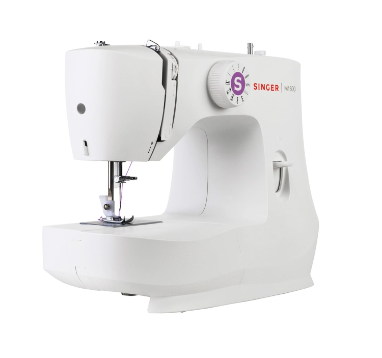 Maszyna do szycia Singer M1605 w kolorze białym, z widocznym uchwytem i pokrętłem do ustawiania ściegów, z igłą w pozycji roboczej. Prosty design, umieszczona na płaskiej powierzchni, gotowa do użytku. Idealna dla początkujących krawców.