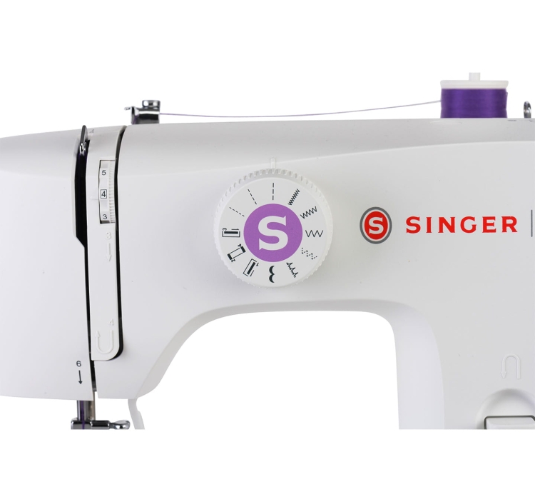 Maszyna do szycia Singer M1605 w kolorze białym, z okrągłym pokrętłem wyboru ściegów w fioletowym kolorze i widocznym logo Singer. Ujęcie z boku, pokazujące elementy regulacyjne oraz igłę. Idealna do prostego szycia.