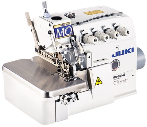Owerlok JUKI MO-6814S 4-nitkowy, z metalowym blatem, widoczna głowica z igłami, pokrętła do regulacji, etykieta z logo JUKI. Pozycja frontalna, maszyna w kolorze białym z elementami szarymi, idealna do szycia.