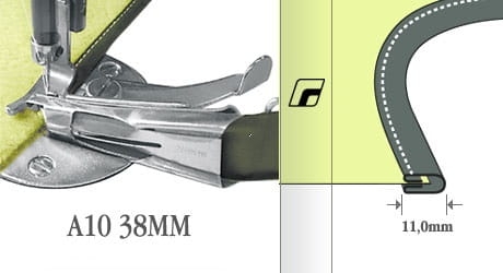 Lamownik obustronnie podwijający A10 38mm, wykonany z metalu, z widoczną stopką i materiałem w żółtym kolorze. Zszycie na szerokość 11mm, z wydrukowanym oznaczeniem A10 38MM. Zbliżenie na mechanizm oraz krawędź podwinięcia.