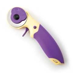 Nóż krążkowy Xsor DW-RC045A o średnicy 45 mm z ergonomicznie ukształtowaną rączką w fioletowym kolorze oraz żółtymi akcentami. Widoczny przycisk blokady ostrza. Produkt ukazany z boku na białym tle.