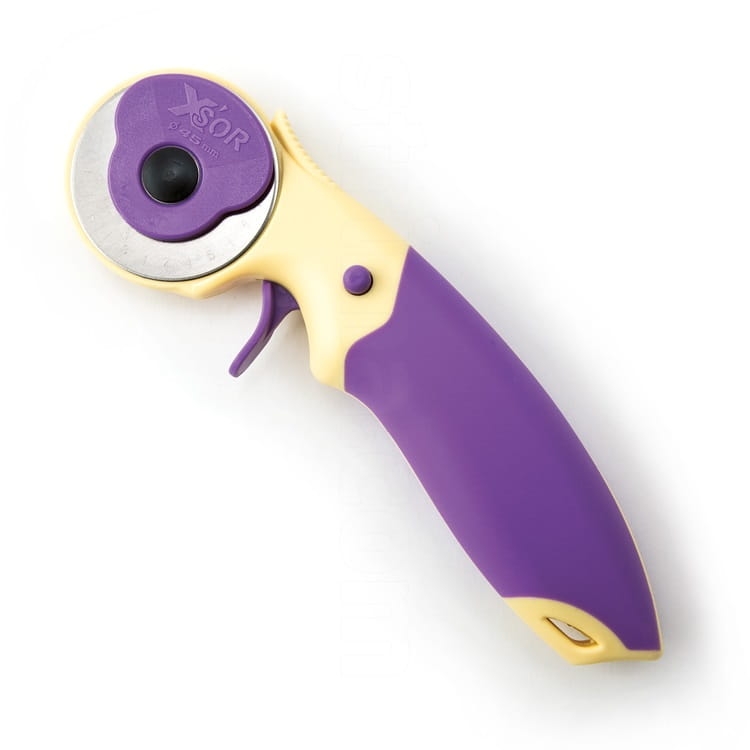 Nóż krążkowy Xsor DW-RC045A o średnicy 45 mm z ergonomicznie ukształtowaną rączką w fioletowym kolorze oraz żółtymi akcentami. Widoczny przycisk blokady ostrza. Produkt ukazany z boku na białym tle.