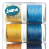 Zestaw 8 nici do szycia jeansu Madeira Aerofil Extra Strong Jeans składający się z różnych odcieni niebieskiego, złotego i beżowego. Nici umieszczone w przezroczystym opakowaniu, każda szpulka ma białą podstawę. Widoczny napis Jeans.