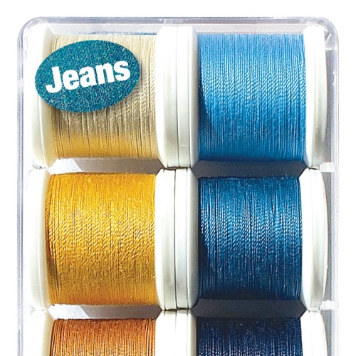 Zestaw 8 nici do szycia jeansu Madeira Aerofil Extra Strong Jeans składający się z różnych odcieni niebieskiego, złotego i beżowego. Nici umieszczone w przezroczystym opakowaniu, każda szpulka ma białą podstawę. Widoczny napis Jeans.