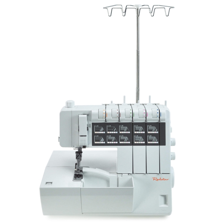 Maszyna overlock Coverlok Redstar 5.0 w kolorze białym z funkcją renderki, widok frontalny. Posiada cztery pokrętła w różnych kolorach, instrukcje na czarnej tablicy oraz metalowy uchwyt na nici. Podstawa z szufladą do przechowywania akcesoriów.