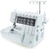 Overlock Coverlok Redstar 5.0 w kolorze białym, z funkcją renderki. Widoczne pokrętła do ustawiania ściegów i oznaczenia na panelu. Urządzenie stoi na płaskiej powierzchni, z widocznym pojemnikiem na ścinki.