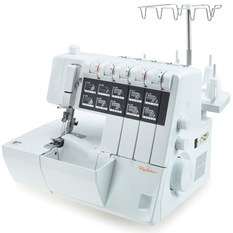 Overlock Coverlok Redstar 5.0 w kolorze białym, z funkcją renderki. Widoczne pokrętła do ustawiania ściegów i oznaczenia na panelu. Urządzenie stoi na płaskiej powierzchni, z widocznym pojemnikiem na ścinki.