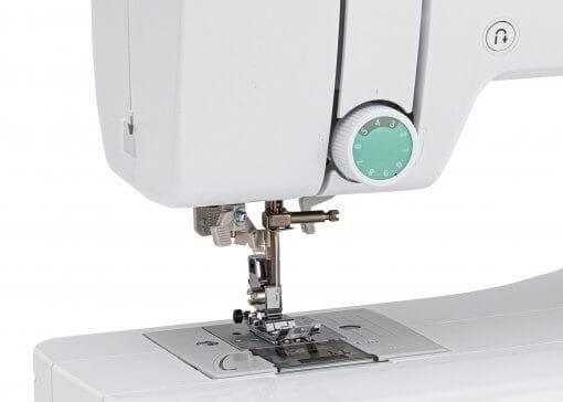 Maszyna do szycia Brother CS70S z widocznym mechanizmem igły i płytką ściegową. Na obudowie znajduje się zielony pokrętło do regulacji. Kolor biały, nowoczesny design, sprzęt stojący, z zamontowaną stopką.