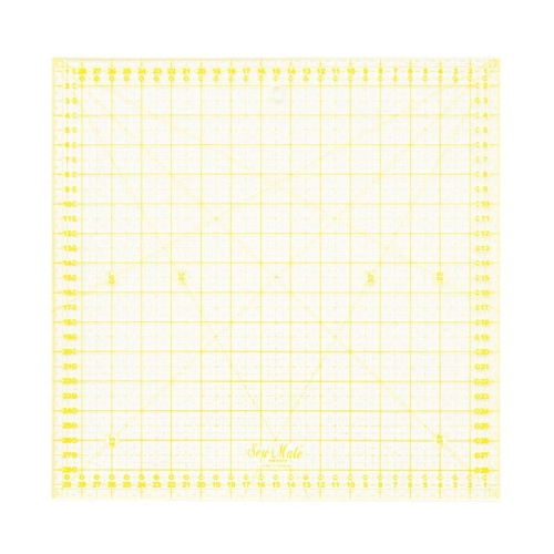 Linijka do patchworku i quiltingu w kolorze żółtym o wymiarach 160x160 mm. Na powierzchni widoczne siatka w milimetrach oraz oznaczenia kątów. Produkt leży na białym tle, idealny do precyzyjnego cięcia materiałów.