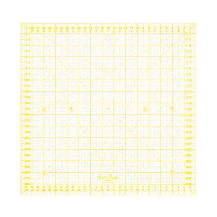 Linijka do patchworku i quiltingu w kolorze żółtym o wymiarach 160x160 mm. Na powierzchni widoczne siatka w milimetrach oraz oznaczenia kątów. Produkt leży na białym tle, idealny do precyzyjnego cięcia materiałów.