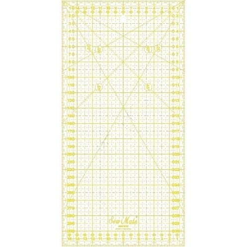 Linijka do patchworku i quiltingu o wymiarach 160x320 mm w kolorze żółtym, z siatką pomiarową i oznaczeniami w centymetrach. Widok frontalny, na jednolitym tle, z czytelnymi napisami i wzorami pomocniczymi.