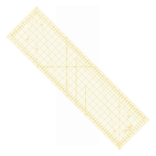 Linijka do patchworku i quiltingu o wymiarach 160x600 mm, w kolorze żółtym. Posiada siatkę z podziałką w centymetrach oraz calach, umożliwiającą precyzyjne pomiary i cięcia. Ułożona na białym tle, widoczna w całości.