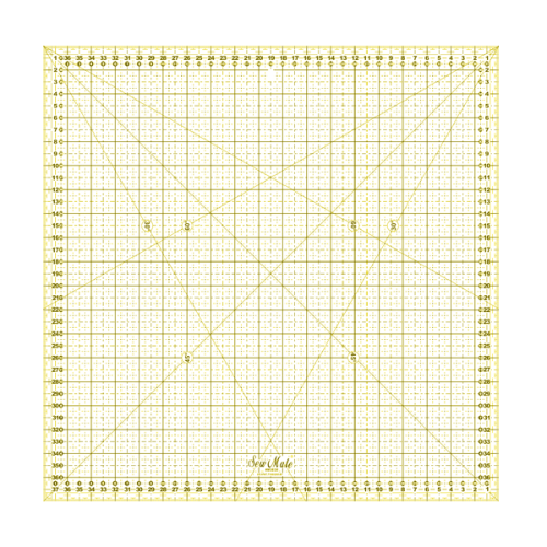 Linijka do patchworku i quiltingu w kolorze żółtym, o wymiarach 380x380 mm. Na powierzchni widoczne kratki i linie pomiarowe w kolorze zielonym, z oznaczeniami w milimetrach oraz logo Sew Mate w dolnym rogu.