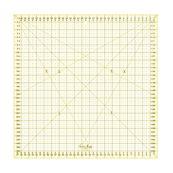 Linijka do patchworku i quiltingu w kolorze żółtym, o wymiarach 380x380 mm. Na powierzchni widoczne kratki i linie pomiarowe w kolorze zielonym, z oznaczeniami w milimetrach oraz logo Sew Mate w dolnym rogu.