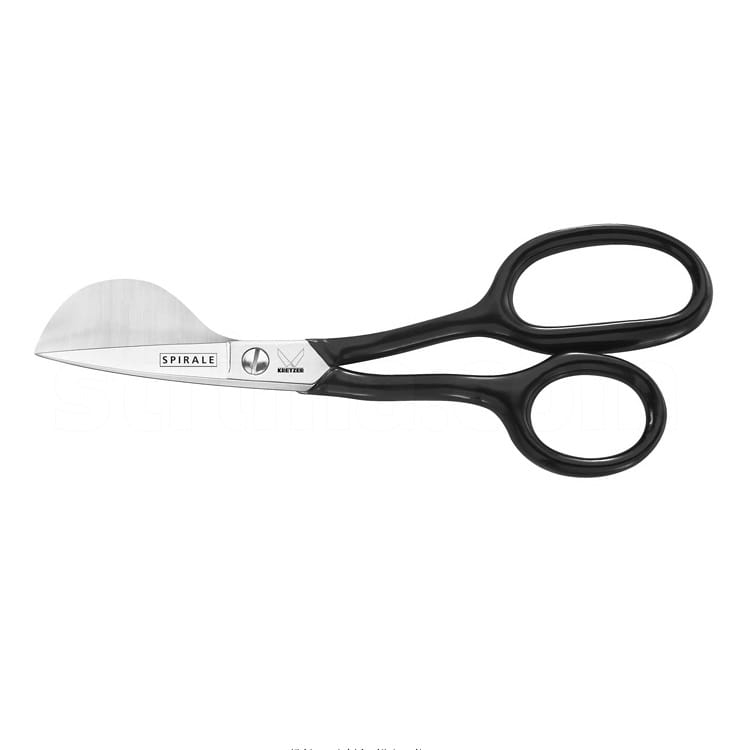 Nożyczki do dywanów Kretzer SPIRALE CLASSIC 113018 o długości 18 cm, z ostrzem o zaokrąglonym kształcie, wykonane z stali nierdzewnej. Czarna, ergonomiczna rękojeść zapewnia komfort użytkowania. Widoczny napis SPIRALE i logo Kretzer na ostrzu.