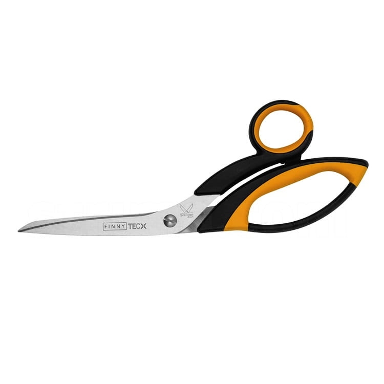 Nożyce krawieckie Kretzer FINNY TEC X 732020 o długości 20 cm. Ostrza ze stali nierdzewnej, z ergonomicznymi uchwytami w czarnym i pomarańczowym kolorze. Ujęcie frontalne, prezentujące pełny kształt nożyczek.
