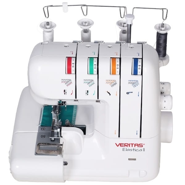 Owerlok Veritas Elastica II 4-nitkowy w kolorze białym z widocznymi szpulami w kolorach niebieskim, zielonym, pomarańczowym i czerwonym. Maszyna z widocznym mechanizmem szyjącym i wbudowanym ledowym oświetleniem, ustawiona frontalnie na stole.