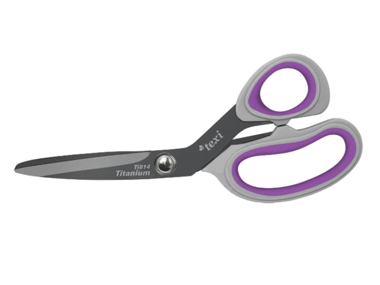 Nożyczki krawieckie TEXI Titanium Ti814 o długości 21 cm, z szarymi ostrzami i ergonomicznie zaprojektowanymi uchwytami w fioletowym kolorze. Ujęcie frontalne, pokazujące pełną długość narzędzia.