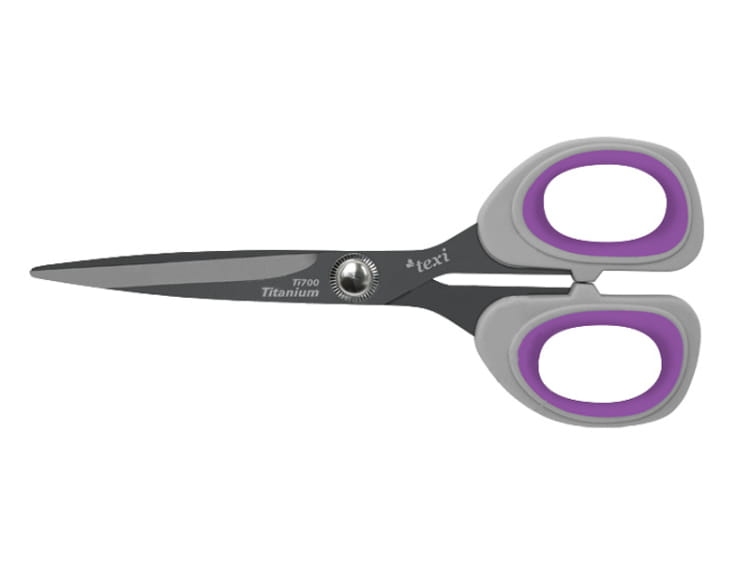 Nożyczki krawieckie TEXI Titanium Ti700 o długości 18 cm, z ostrzami w kolorze ciemnoszarym i uchwytami w odcieniach szaro-fioletowych. Produkt widoczny z przodu, z wyraźnym logo TEXI oraz oznaczeniem modelu na ostrzu.