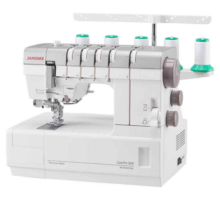 Renderka Janome CP3000P w kolorze białym, z pięcioma szpulami nici. Widoczny stół roboczy, kontrolki oraz pokrętła regulacji. Ujęcie z boku, stojąca, z widoczną stopką do szycia i wbudowanym systemem prowadzenia nici.